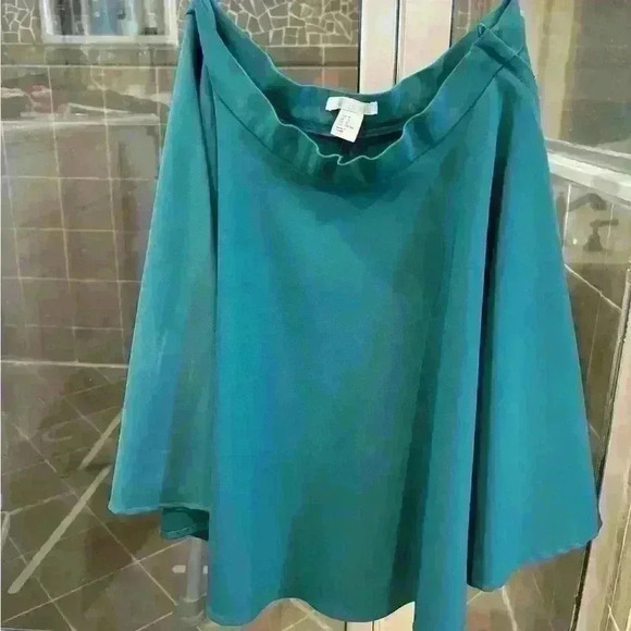H&M skater skirt in green. Size 8. - Picture 6 of 6